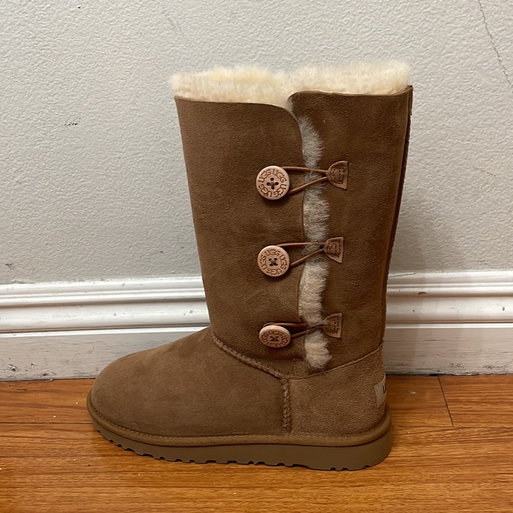Women’s New Ugg K Bailey Button Triplet Size US 5
